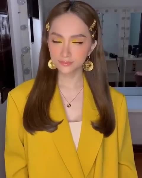 Tổng hợp 53 về kẹp tóc versace mới cập nhật 51 Hương Giang, Huyền My bị ví lạ lùng khi đụng hàng kẹp tóc - 2sao